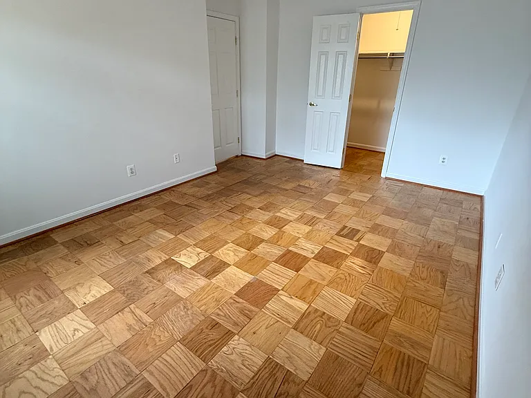 2911 Charing Cross Rd #6 — Photo 22