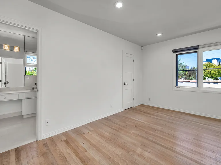 1521 Midvale Ave — Photo 23