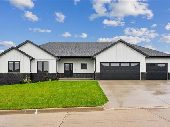 237 Angela Jean Cir, Peosta, IA 52068