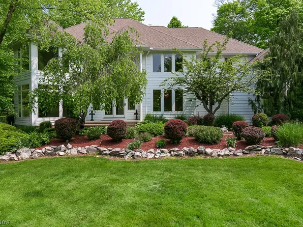 9009 Regency Woods Dr, Kirtland, OH 44094