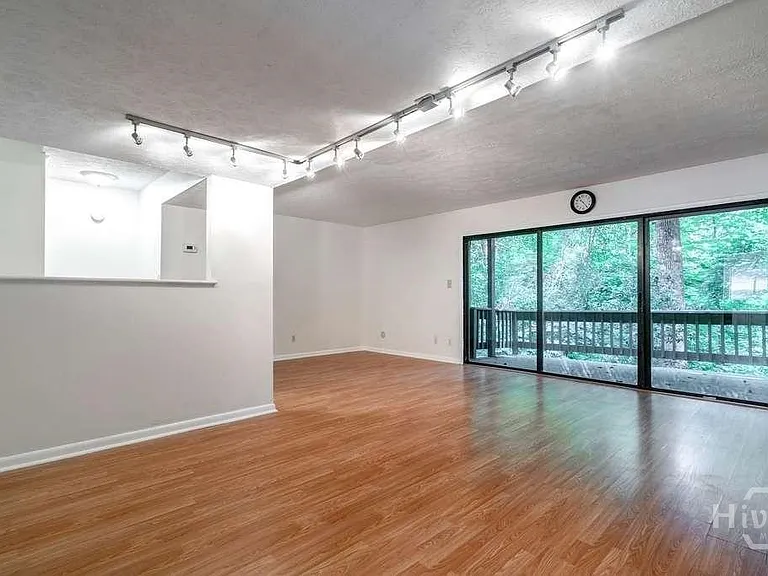 108 Fernbanks Ct — Photo 7
