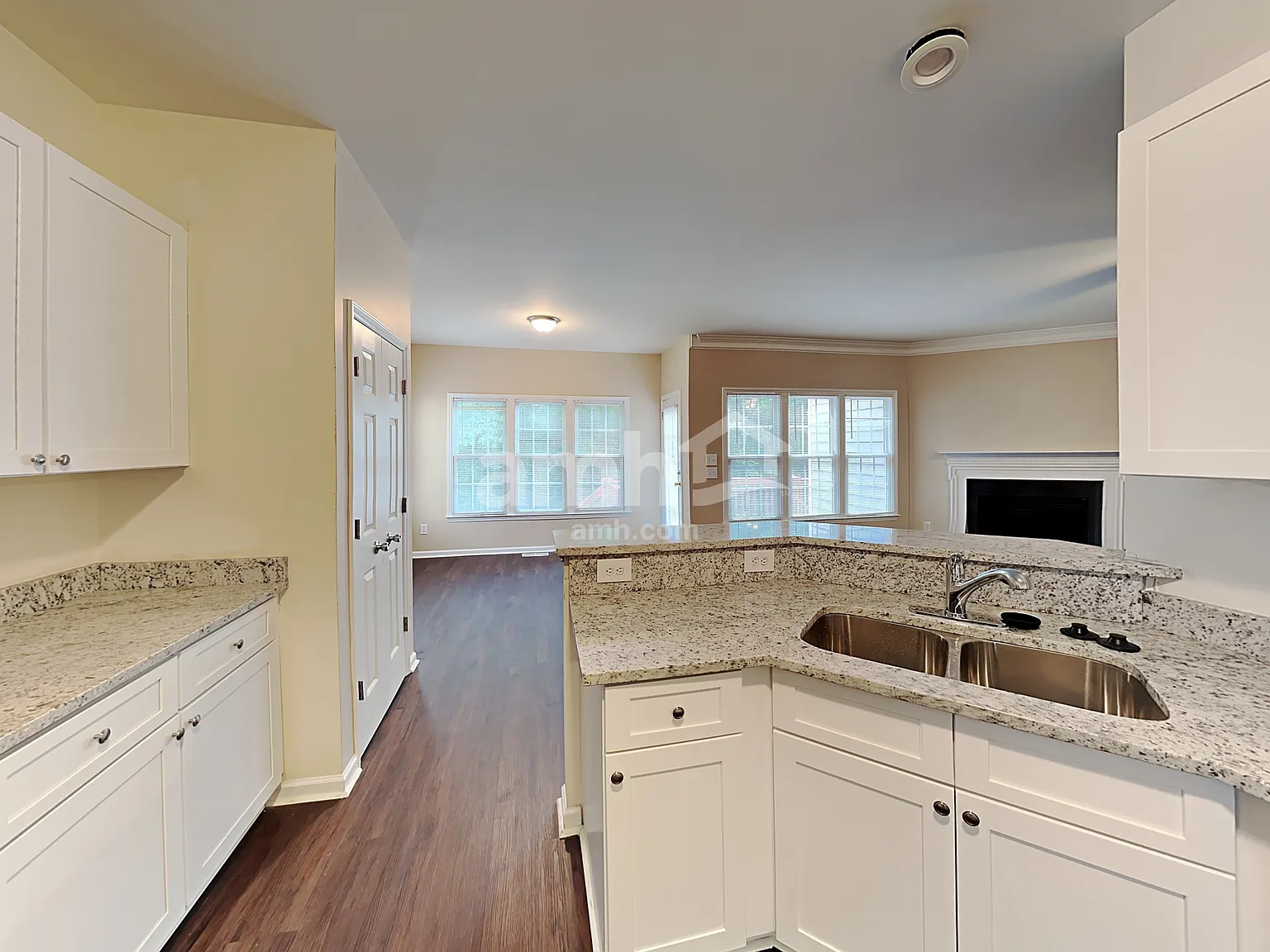 4 bed, 2.5 bath, 2500 sqft, $2,560 — Photo 4