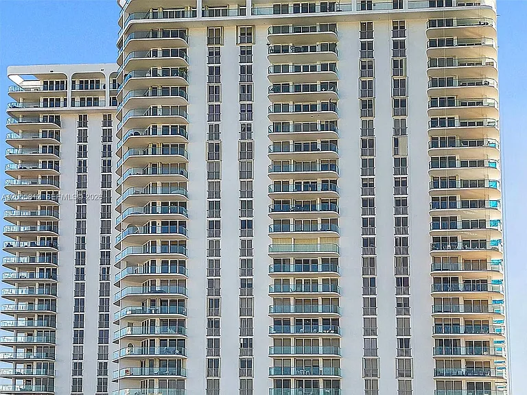 19707 Turnberry Way #6E — Photo 6