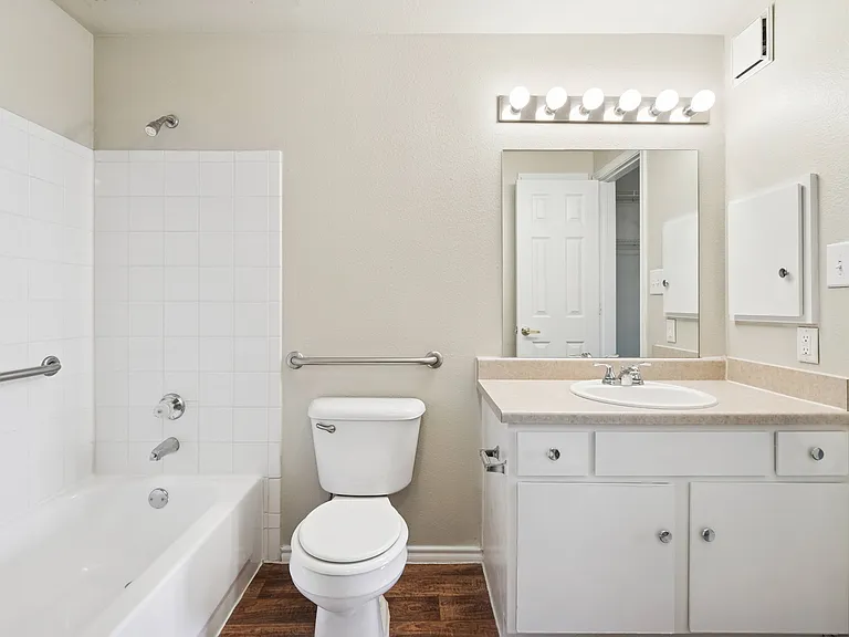 Sequoia Park Apartments — Photo 12