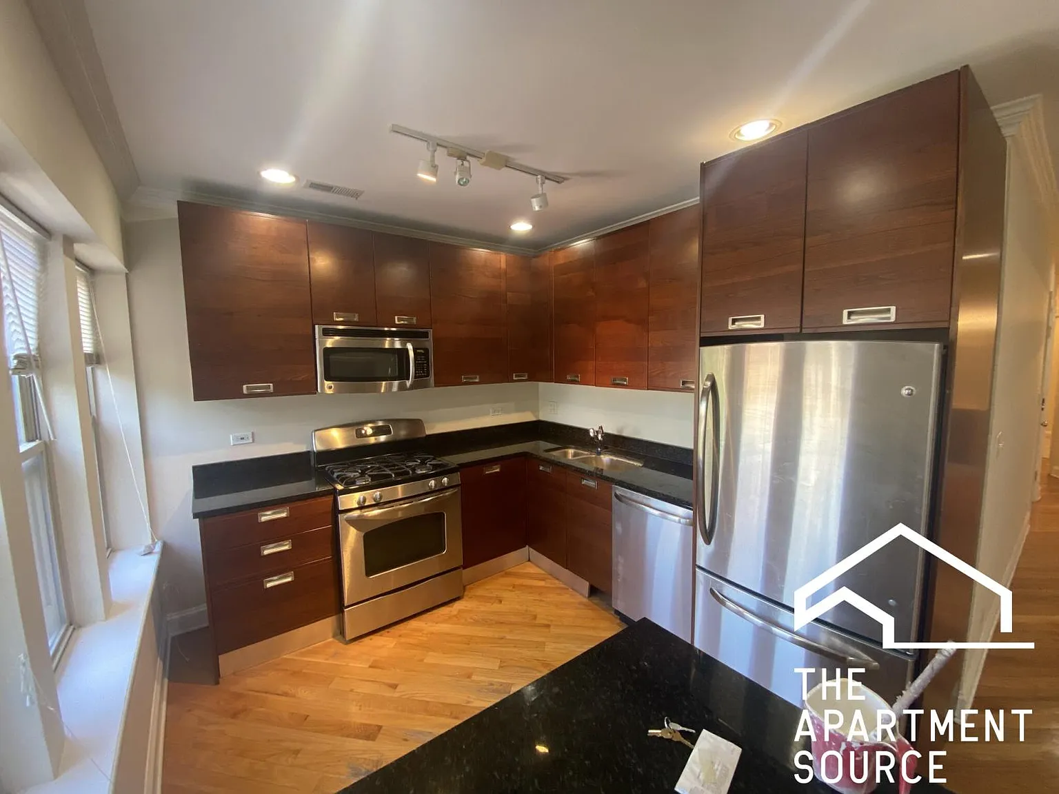 6947 N Oakley Ave — Photo 1