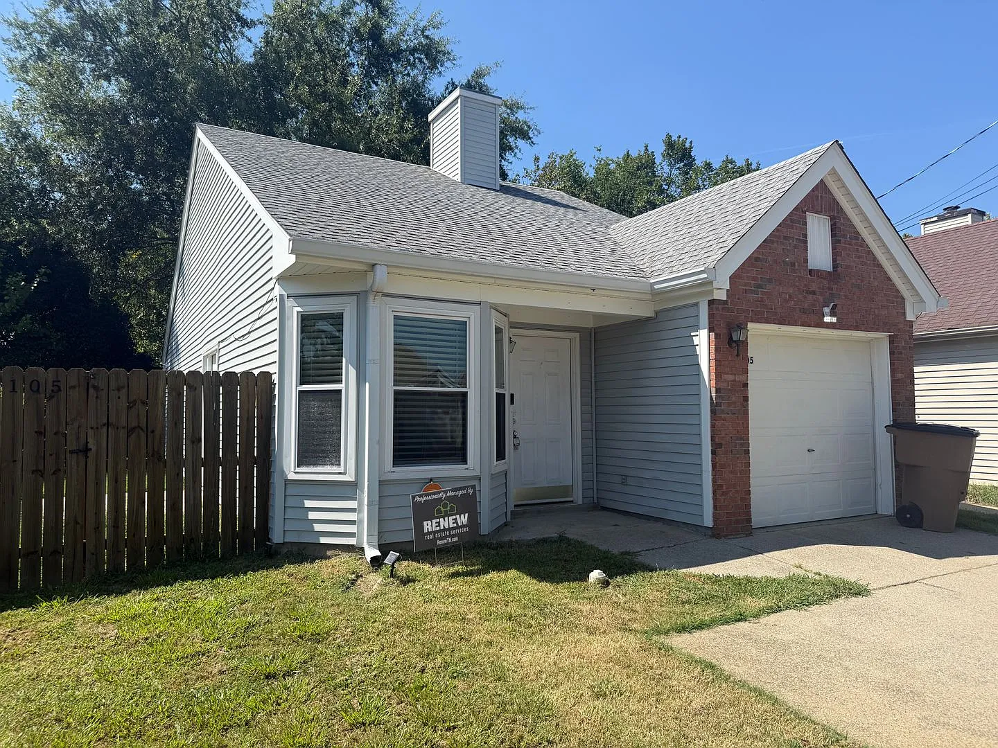 Cute Two Bedroom House in Donelson - Garage & Fenced Backyard — Photo 2