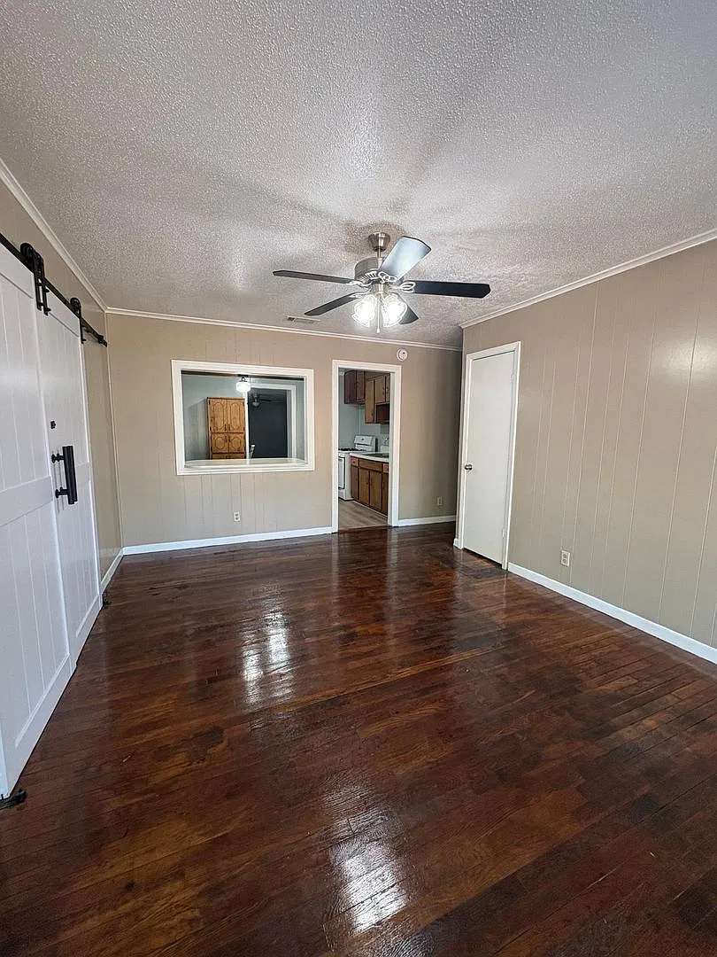 Gorgeous 4 bedroom/1 bath with 2 separate living areas & Central Air & Heat! — Photo 3