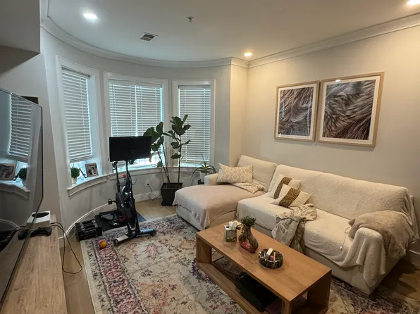 529 Newbury St APT 3, Boston, MA 02215