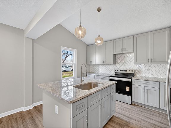 5th image of 2343 E Grand Ave