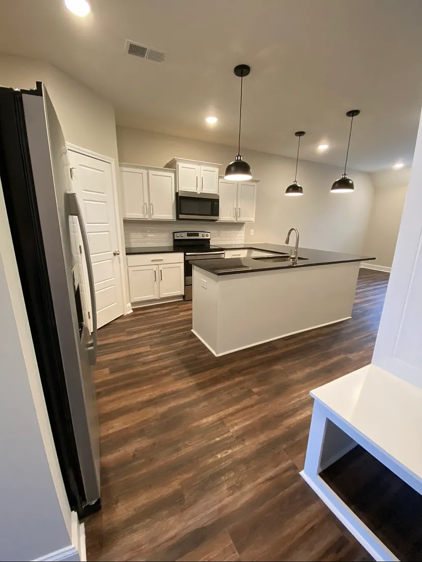 1028 Glenkirk Dr — Photo 3