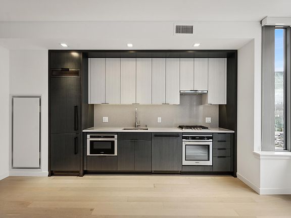 5th image of 569 Occidental Ave S #913