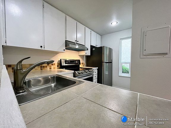 4th image of 2524 NE 195th St APT 3