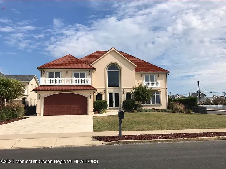 220 Pointe Dr — Photo 4