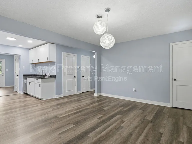 421 Saint Luke St — Photo 6