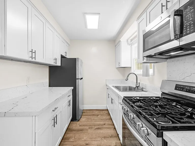 Windansea Apartments — Photo 8