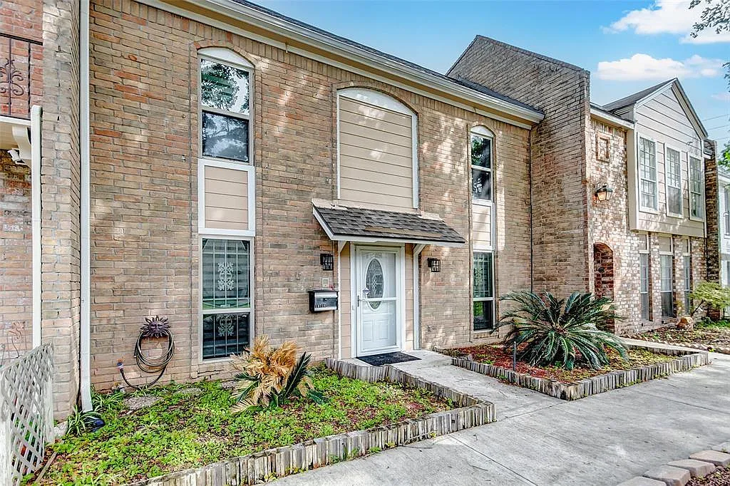 3 bed, 2.5 bath, 2214 sqft, $2,200 — Photo 2