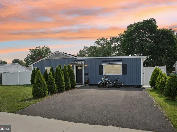 40 Openwood Ln, Levittown, PA 19055