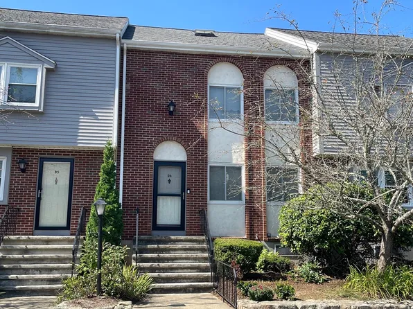560 Bedford St APT D6, Abington, MA 02351