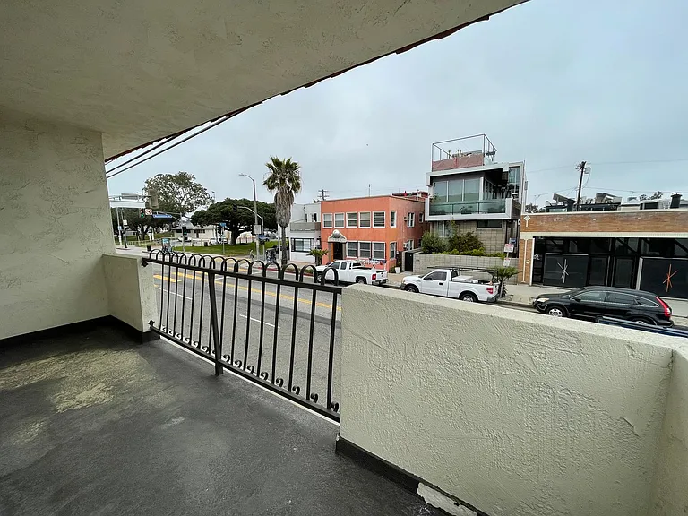 48 Westminster Ave — Photo 3