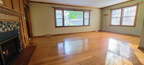 9715l W. Wisconsin Ave. - Well Kept 2 Bedroom Lower Duplex *Watch Video Tour Now!* At Wauwatosa — Photo 4
