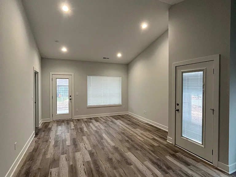 5633 N Meridian Ave — Photo 6
