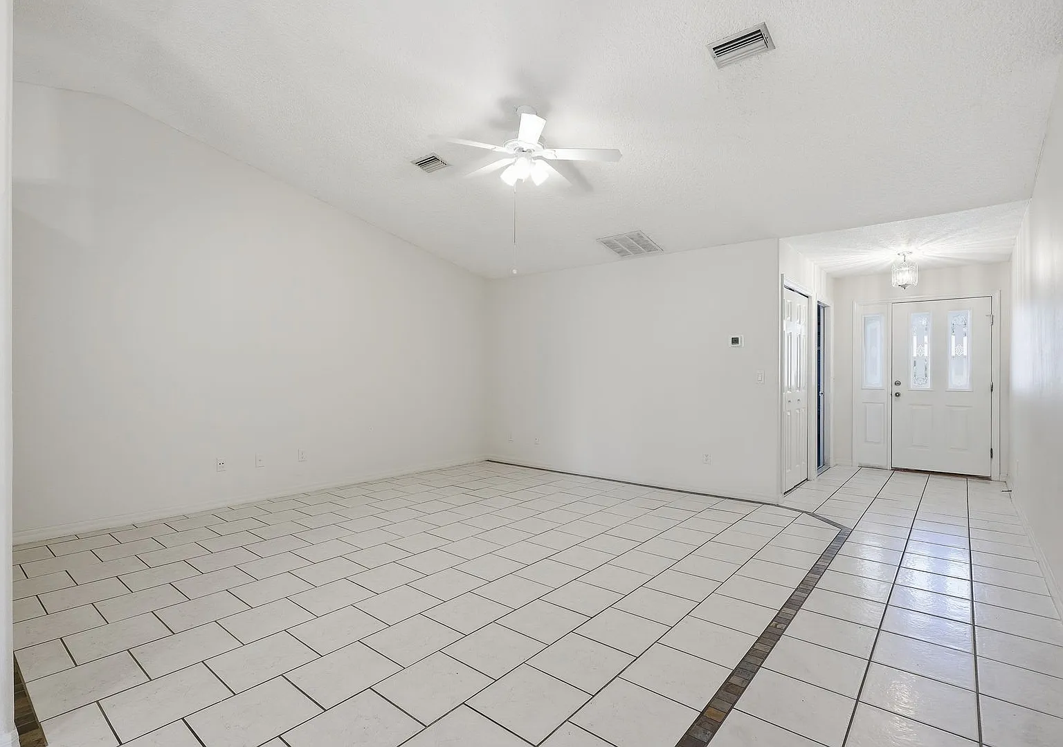 2 Bed 2 Bath Duplex with Garage! — Photo 4