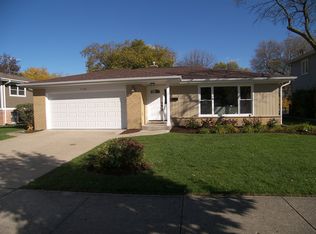 1123 N Derbyshire Dr, Arlington Heights, IL 60004