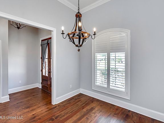 4th image of 162 Sweetbriar Cir
