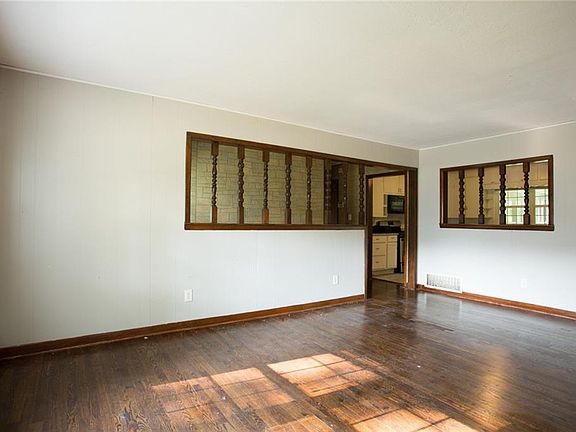 4th image of 7622 Smalley Ave