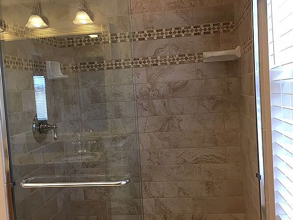 Upper Main Bath Tub/Shower