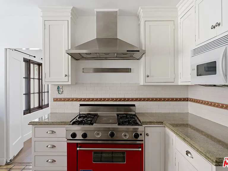 537 N Poinsettia Pl — Photo 8