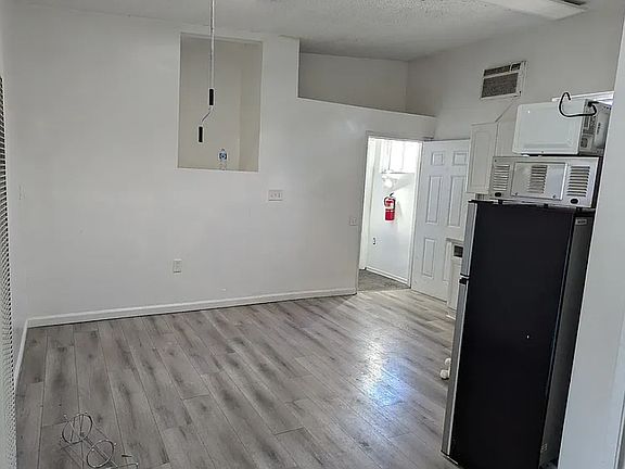 5th image of 635 E Broadway