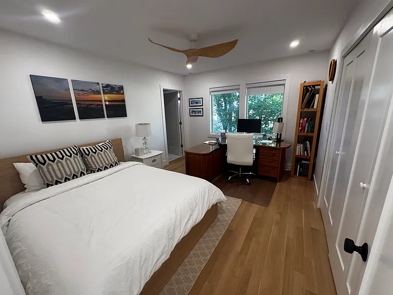 2nd bedroom (queen bed with dedicated office space)