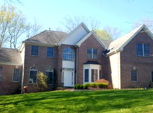 10 Beechwood Dr, Manalapan, NJ 07726