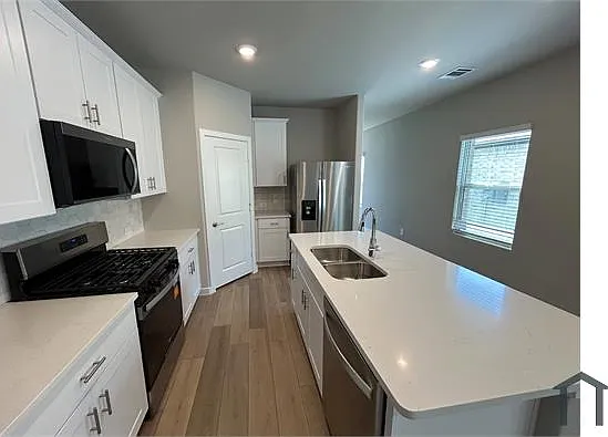 6 bed, 2352 sqft, $3,600 — Photo 4