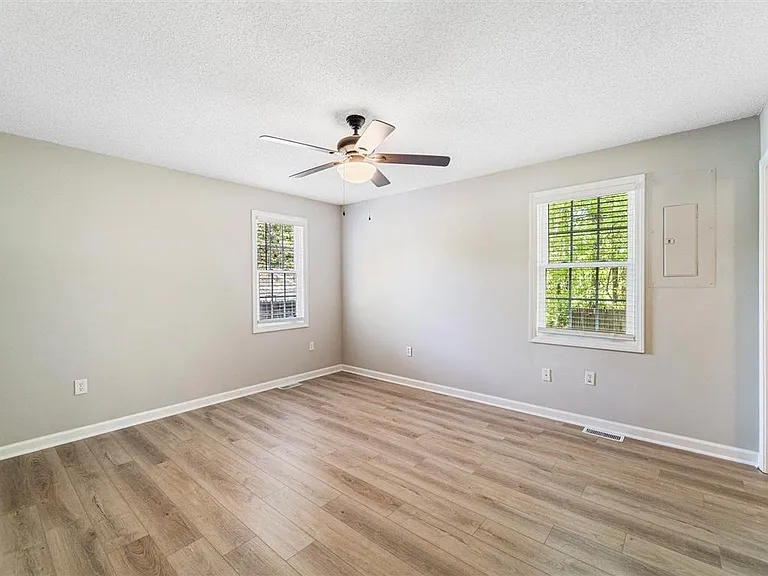 108 Lakeview Dr — Photo 8