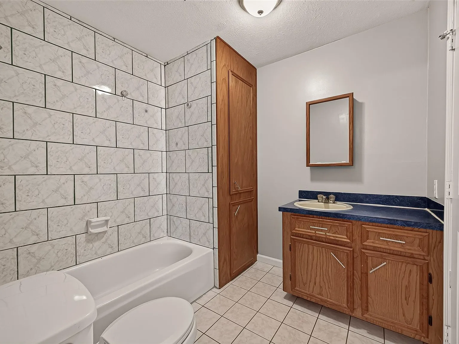 3 bed, 2.0 bath, 1184 sqft, $2,100 — Photo 3