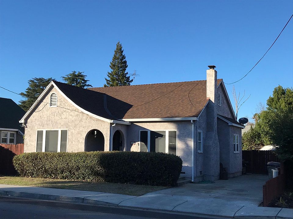 Cute cottage has nice curb appeal!