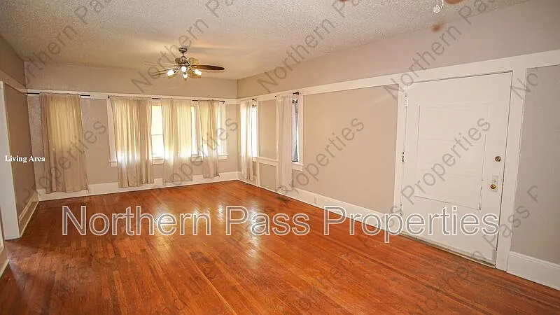 3 bed, 2.0 bath, 2336 sqft, $1,995 — Photo 3