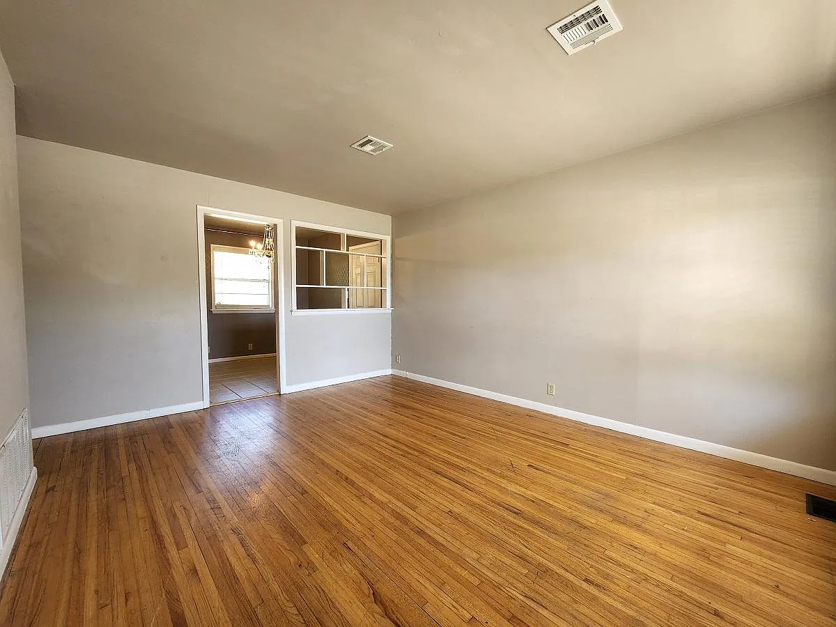 3 bed, 962 sqft, $1,225 — Photo 2