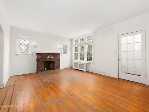 6336 Ellwell Crescent image 1 of 9