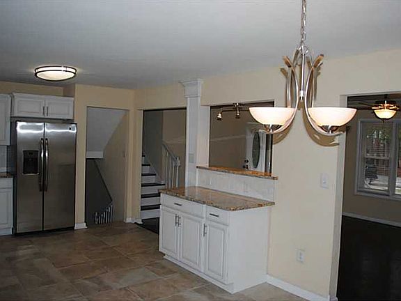 5th image of 403 York Warwick Dr
