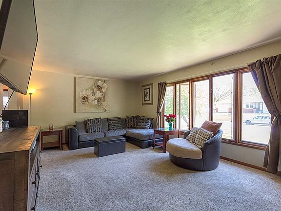 3rd image of 2632 Saratoga Dr