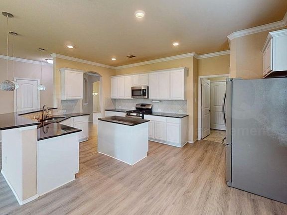 4th image of 400 Plum Ct