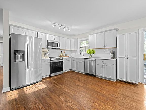 3rd image of 2950 Glenridge Dr