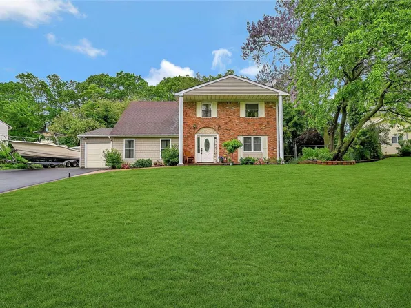 11 Hilltop Drive, Mount Sinai, NY 11766
