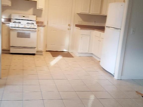 4th image of 359 Lonsdale Ave