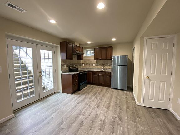 Kitchen, Entrance, and closet