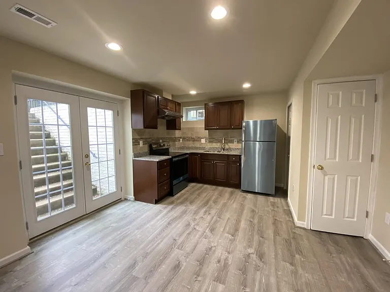 Kitchen, Entrance, and closet