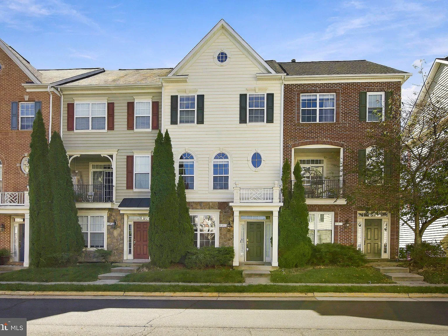 3 bed, 4.0 bath, 2000 sqft, $3,200 — Photo 2